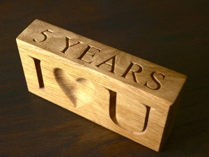 What are the Different Traditional and modern 5th Wedding Anniversary Gifts?
